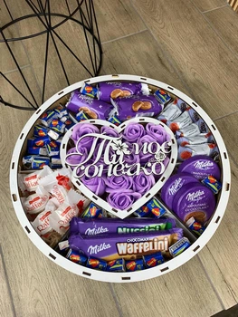 Подарунковий бокс з солодощами Milka, Millennium, Raffaello, жуйками «Love is» та мильними трояндами
