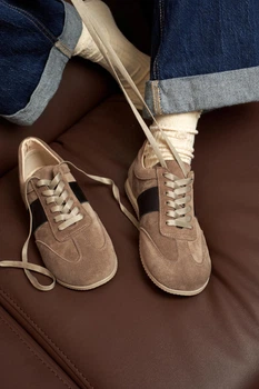 Стильные кеды PARADIZE SHOES замшевые темно-бежевого цвета с кожаными черными вставками на низкой подошве 38 размер (стелька 25,4 см)