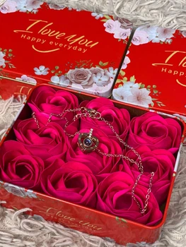 Подарочный набор кулон с проекцией I love you на 100 языках мира я тебя люблю + 9 роз из мыла розовые в коробочке (НС-058)