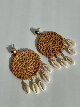 Сережки плетенные из ротанга с ракушками D.Hats коричневого цвета