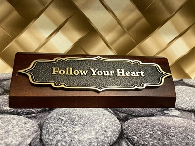 Настольная табличка-мотиватор «Follow Your Heart» в подарочной коробке