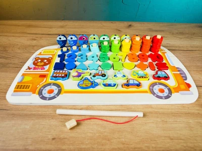 Дошка логічна 38512 (22) "WToys", "Автобус", дерев'яна, сортер, магнітна риболовля, цифри, арифметичні знаки, геометричні фігури, транспорт, кілочки, кільця, в коробці