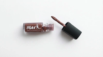 Жидкая матовая помада для губ Avon Mark «Матовая одержимость» Оттенок: «Mystique/ Мистический бордовый» 7 мл Liquid Lip Lacquer Matte