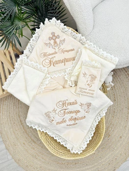 Крестильная крыжма для девочки Family Tradition велюровая махра плюш с вышивкой и кружевом 100х100 см светло-бежевая Божия ласка