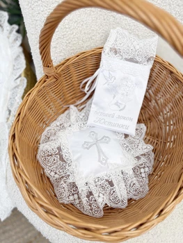 Крестильные аксессуары: мешочек + подушечка Family Tradition атлас с вышивкой и кружевом белые Зимняя сказка