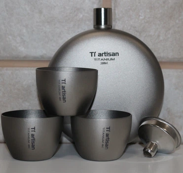 Фляга титановая для алкогольных крепких напитков Tiartisan titanium 180 мл с титановыми рюмками 3 шт по 40 мл туристическая круглая бутылка подарочная + воронка и чехол