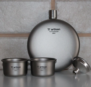 Фляга титановая для алкогольных крепких напитков Tiartisan titanium 180 мл с титановыми рюмками 2 шт по 35 мл туристическая круглая бутылка подарочная + воронка и чехол