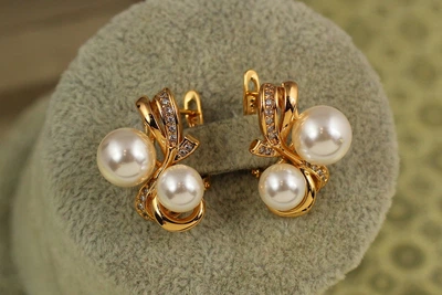 Серьги Xuping Jewelry Бант с двумя крупными жемчужинами 2,1 см золотистые