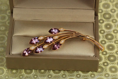 Брошь Xuping Jewelry Ветвь вечернего сияния с розовыми камнями 6,7 см золотистая
