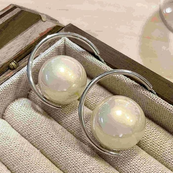 Женские сережки кольца с бусинами 3.5 см jewelry Серебристые Белые