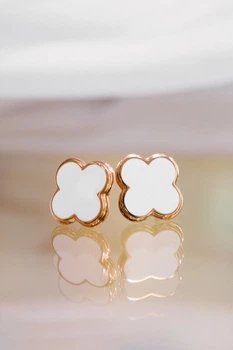 Серьги- пусеты Белый клевер 17 мм в стиле Van cleef золотистые