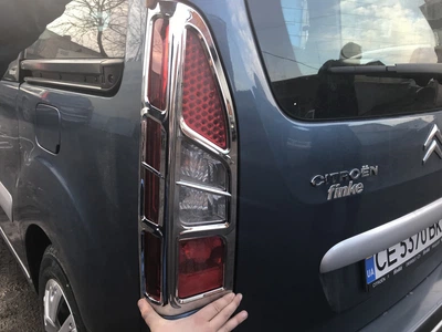 Накладки на задні стопи Peugeot Partner 2008-2012 кутові пластик 2шт Декоративні накладки на задні АМ0036490