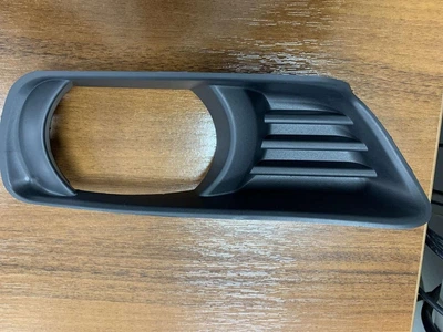 Решітка в бампер AVTM Toyota Camry 06-10 V40 права з отв. ПТФ Тойота Камри АМ0038981