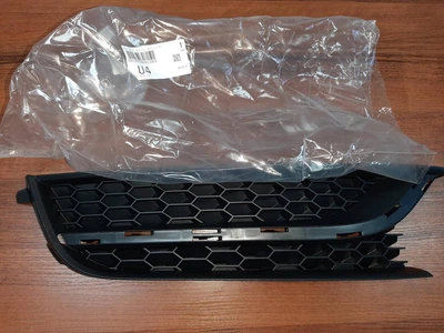 Решетка в бампер AVTM Volkswagen Passat B7 11-15 правая без отв. ПТФ без молдинга Фольксваген Пассат Б7 АМ0039142