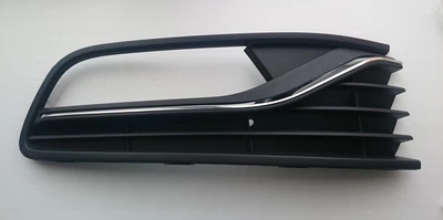 Решетка в бампер AVTM Volkswagen Polo 15-18 5 HB правая з отв. ПТФ з хром молдингом Фольксваген Поло АМ0039173
