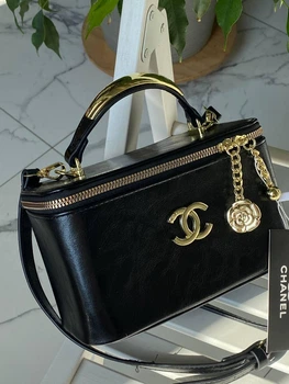 Чорна сумка із золотистою фурнітурою 6102-1