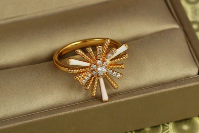 Кольцо Xuping Jewelry Гольчатая астра с белой керамикой р 18 золотистое