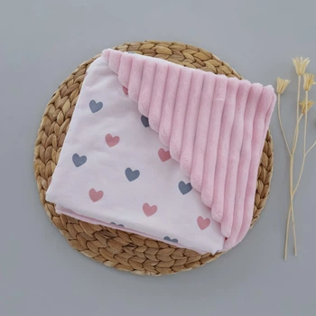 Плед 100х80 см Mommy Bag №36 Сердечки рожево-сірі (рожевий плюш)
