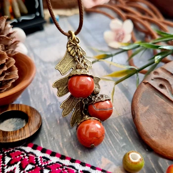 Кулон желуди на дубовом листочке, красная яшма