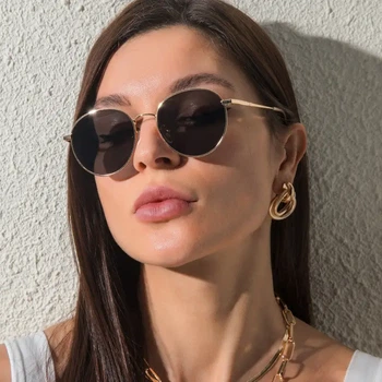 Женские солнцезащитные очки. Черные в золотой оправе