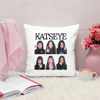 Подушка плюшевая Кпоп Katseye Кетсай 35х35 см (КА014131)