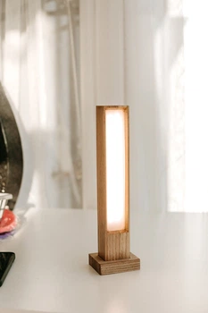 Аккумуляторный настольный LED-светильник из натурального дерева: эстетика и автономность