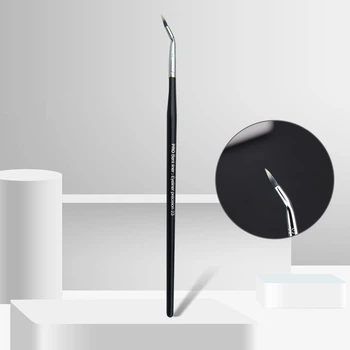 Кисть изогнутая для подводки любой текстуры SEPHORA Pro Bent Liner Brush # 23
