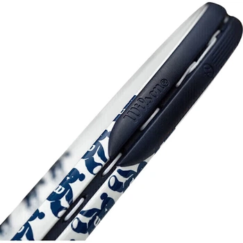 Удобная теннисная ракетка Wilson ELITE COMP TNS RKT WH 2 WR088010U2 с рисунком в виде медведя.