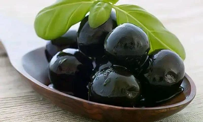 Чорні Оливки з кісточкою Latrovalis 500 грам вакуумна упаковка