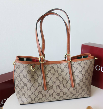 Сумка жіноча Gucci Emblem medium tote bag коричнева (106)