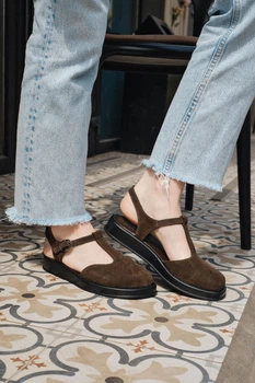 Женские элегантные замшевые босоножки PARADIZE SHOES коричневого цвета с закрытым носком и пряжкой на низкой подошве 38 размер (стелька 24,2 см)