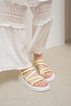 Женские минималистичные кожаные босоножки PARADIZE SHOES желтого цвета с тонкими ремешками и застежкой пряжкой на низкой белой подошве 38 размер (стелька 24,1 см)