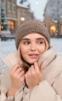 Жіноча вовняна шапка в'язана з бубоном Avrora 52-58 коричнева