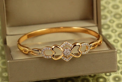 Браслет бэнгл Xuping Jewelry Сияние Сердцекрая на руку от 16 см до 18 см золотистый