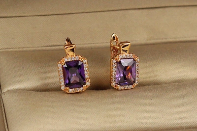 Сережки Xuping Jewelry Авангард з фіолетовим каменем 1,4 см золотисті