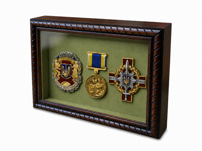 Рамка для військових Медалей та Нагород (150х200х34 мм.) Багет пластиковий з текстурою дерева AM-2034-B84 (з захисним Склом, Оливковою бархатною /велюровою оббивкою, задніком ДВП з кріпленнями на стіну, та ніжкою) BagetiKo