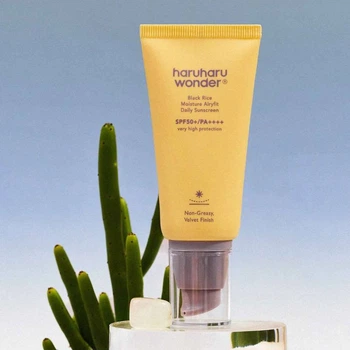 Солнцезащитный крем с черным рисом Haruharu Wonder Black Rice Moisture Airyfit Daily Sunscreen SPF50+ PA++++ 50 ml
