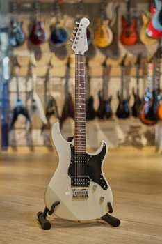 Электрогитара Yamaha PACIFICA 120H (Vintage White)