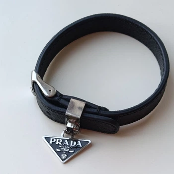 Браслет із екошкіри з підвіскою у стилі Prada, срібна фурнітура 21см