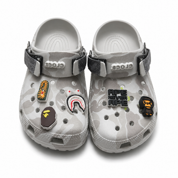 Кроксы Crocs Bape серые 41-42 на стопу 26 см резиновые сабо с ремешком, вентиляционными отверстиями и джибитсами