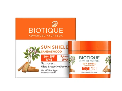 SPF 50+ Сонцезахисний крем із сандалом для обличчя та тіла | Biotique Sun Shield Sandalwood Ultra Protective Sunscreen SPF 50+ 50 г —