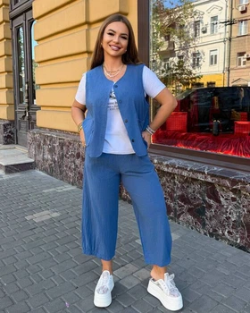 Костюм женский тройка из льна жатки и хлопкового кулира с футболкой графическим принтом жилетом на пуговицах с карманами и свободными укороченными брюками высокой посадки больших размеров G&M k-130972 50-52 Размер цвет джинс