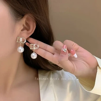 Сережки біжутерні "Трендові літери D/O" із стразами золотисті
