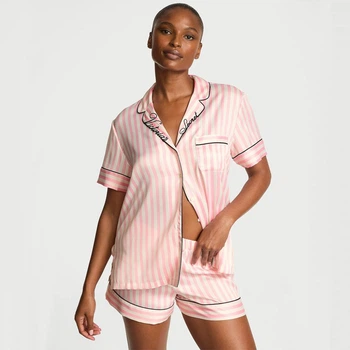 Пижама с шортами Victoria's Secret Signature Satin Short Pajama Set Embroidered Collar Print - Размер M