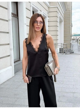 Майка жіноча сатинова під шовк з вирізом та мереживом Modern Boutique чорний, S М0046/1