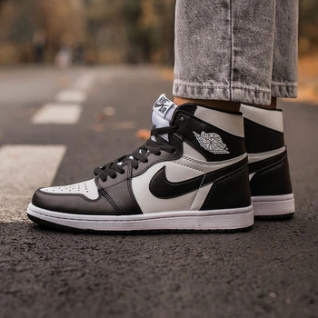 Кросівки чоловічі Air Jordan Retro1 Black White 44 (617-1341972)