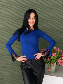 Женский лонгслив в рубчик с кружевами на рукавах синий 50-52