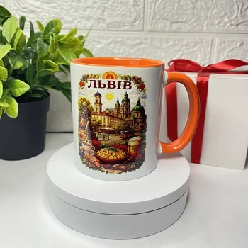 Сувенірна керамічна чашка «Львів» з помаранчевою ручкою та заливкою — Патріотичний кухоль з принтом архітектури, 330 мл