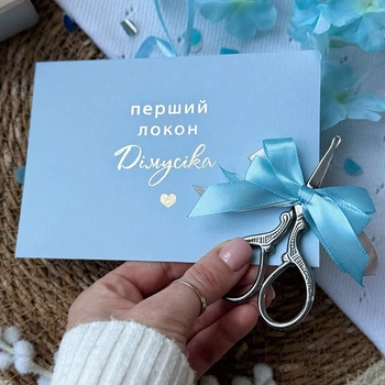Конверт и ножницы для первого локона, именный, голубой.