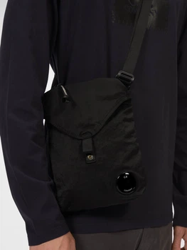 Сумка C.P. Company Nylon B Shoulder Pack в черном цвете.
